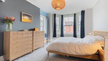 3 bedrooms, iron/ironing board, WiFi, bed sheets