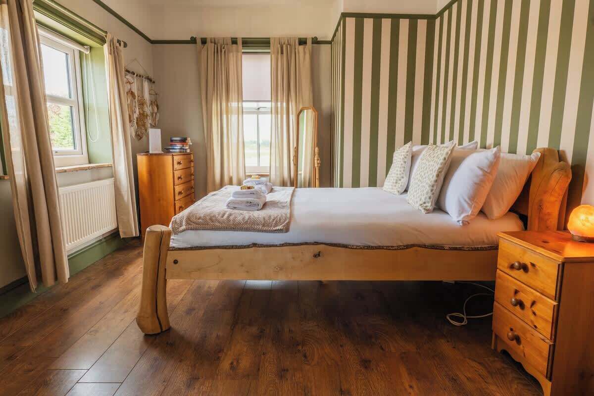 5 quartos, ferros/tábuas de passar roupa, Wi-Fi, roupa de cama