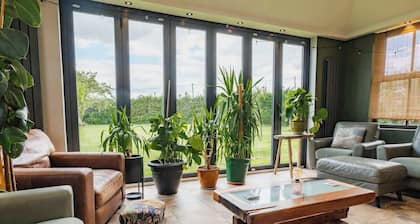 Large farmhouse, heated pool, nr Chester, Parking