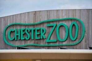 Un letrero con las palabras 'CHESTER ZOO' en letras grandes y negritas.