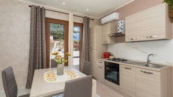 Fridge, oven, stovetop, coffee/tea maker