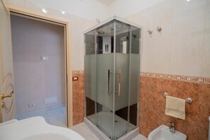 Shower, hair dryer, towels - Villa Marchese - Deluxe Room (Trecastagni)