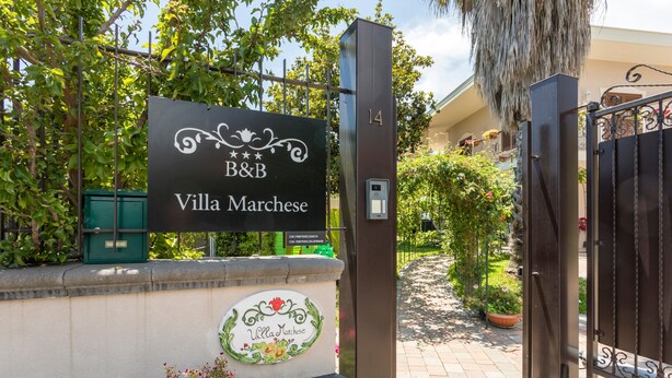 A villa entrance with a sign, a gate, and a pathway leading to a building. - Villa Marchese - Deluxe Room (Trecastagni)