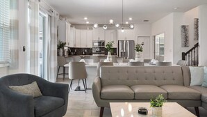 Uma sala de estar moderna com um sofá, poltrona e mesa de centro.