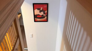 Una escalera de madera con un cuadro en la pared.