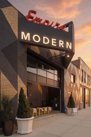 Un edificio con un letrero que dice 'Emprise MODERN' y secciones que indican 'HOGAR', 'CUERPO', 'JARDÍN' y 'ESTILO DE VIDA'.