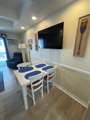 Dining - Enjoyable Beachside unit 41st Street in Ocean City, MD. (Ocean City)