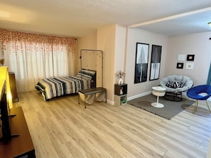 3 bedrooms, desk, travel cot, free WiFi