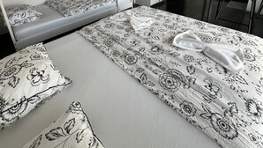 Una habitación con literas, un escritorio y una silla.
