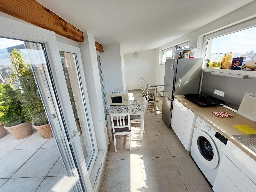 Double Room | Shared kitchen | Stovetop, cookware/dishes/utensils, freezer