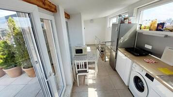 Double Room | Shared kitchen | Stovetop, cookware/dishes/utensils, freezer