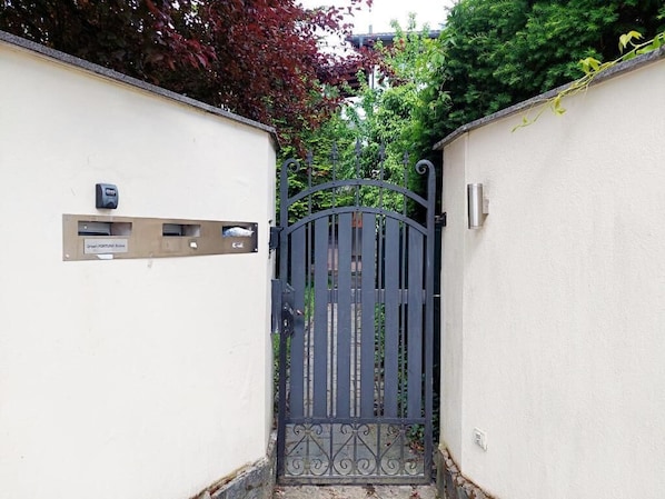 Exterior detail - GFS Vay Way (Ljubljana)
