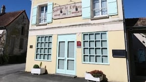 Een gebouw met twee verdiepingen, met een bord waarop 'Bank de l'Ouran' staat.