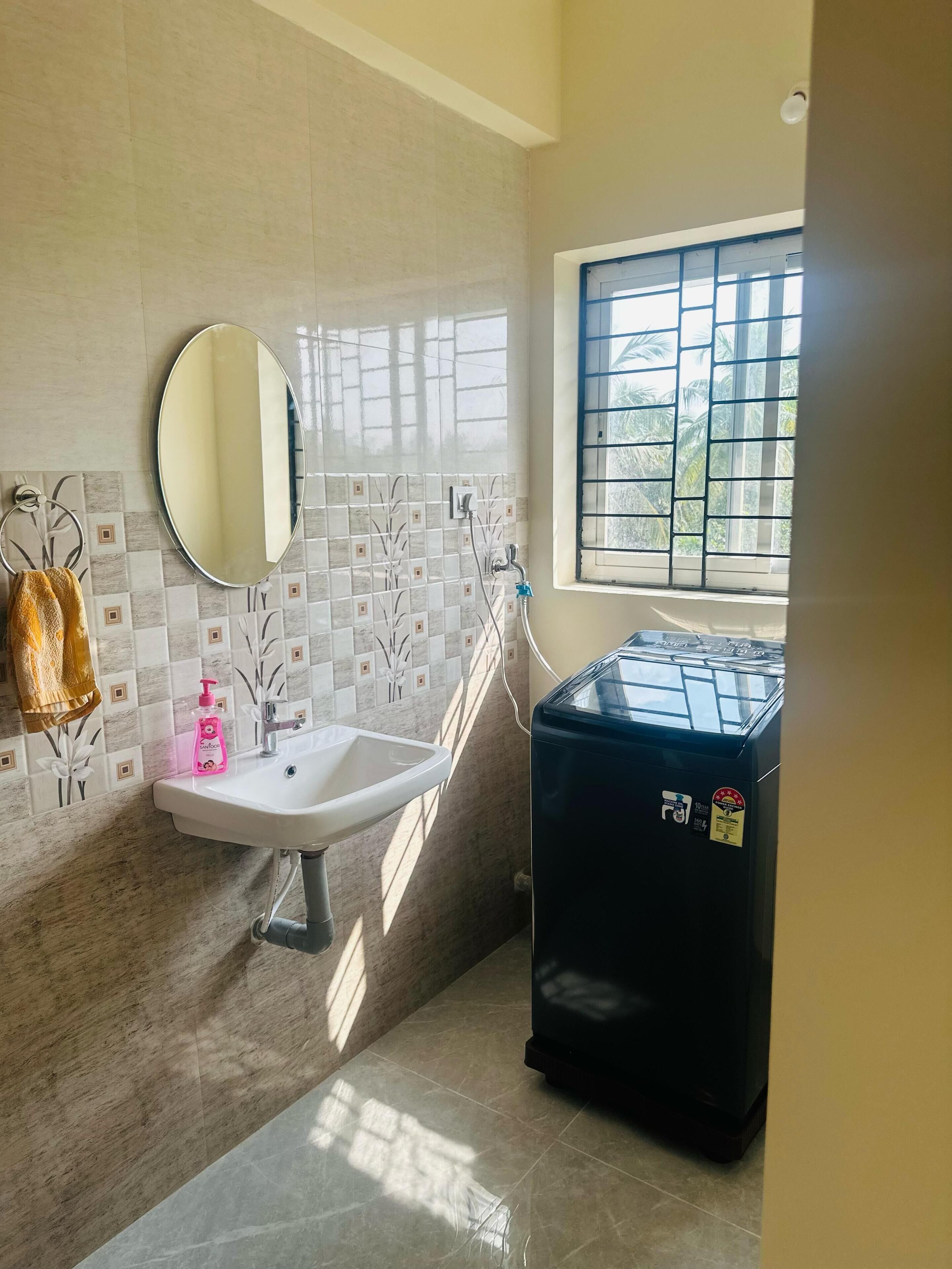 Sèche-cheveux, serviettes fournies, savon, papier toilette