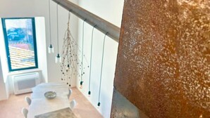 Un bagno moderno con una vasca da bagno ampia, una finestra con vista e una lampada a sospensione.