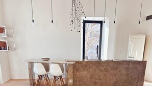 Un soggiorno moderno con un tavolino in vetro, un divano e un tappeto in pelle di mucca.