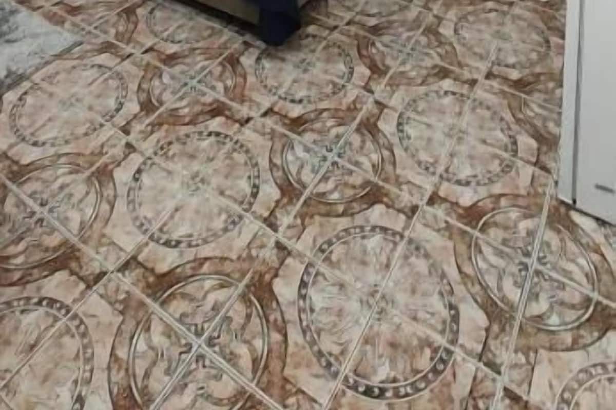 Una habitación con una cama, un escritorio y un espejo en la pared.