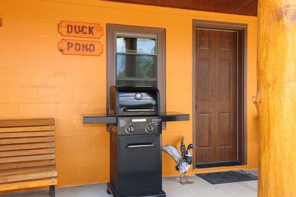 Property grounds - Duck Pond Room, kitchenette, Restmore Inn, 2 miles to Hill City (Custer)
