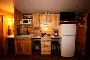 Private kitchen - Duck Pond Room, kitchenette, Restmore Inn, 2 miles to Hill City (Custer)