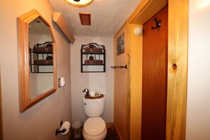 Bathroom - Duck Pond Room, kitchenette, Restmore Inn, 2 miles to Hill City (Custer)