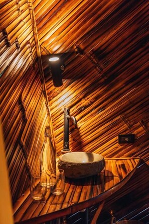 Ducha, artículos de tocador gratuitos, toallas, papel higiénico