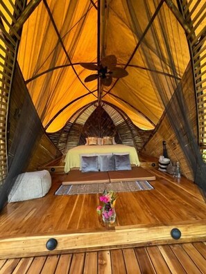 Design-Bungalow, 1 King-Bett, Balkon, Gartenblick | Hochwertige Bettwaren, individuell dekoriert
