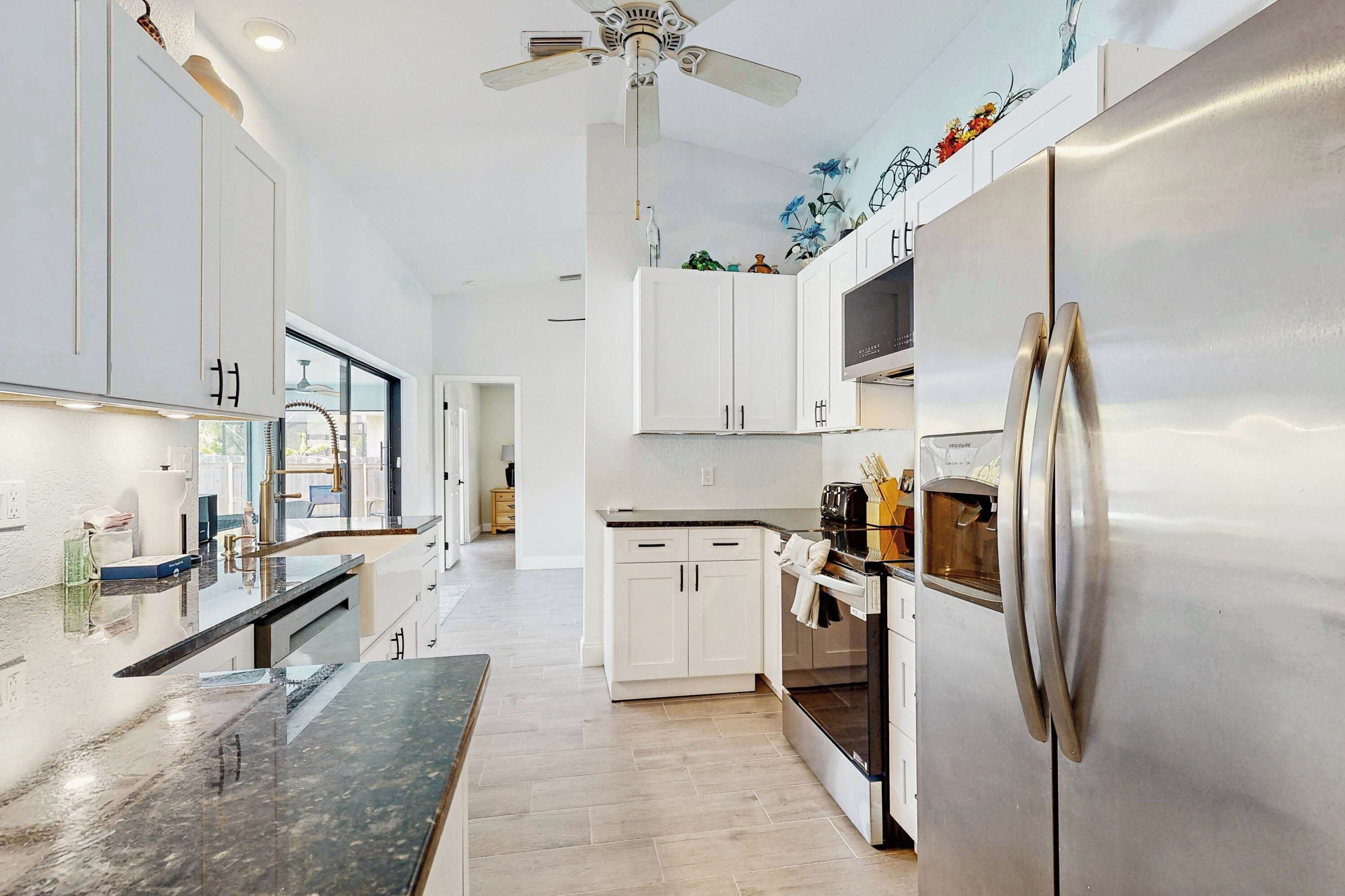 Refrigerador, microondas, horno, placa de cocina