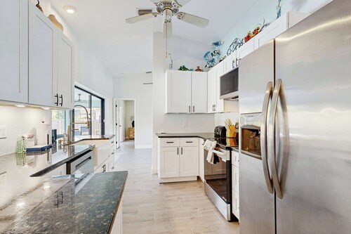 Port Charlotte Oasis Private Pool Home with Spacious Kitchen