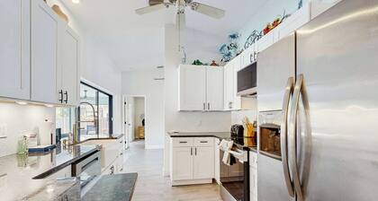 Port Charlotte Oasis Private Pool Home with Spacious Kitchen