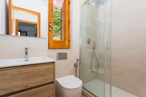 Shower, hair dryer, towels - Apartment 'Paradise Residence 1' with Sea View, Wi-Fi and Air Conditioning (Sant'Alessio Village)