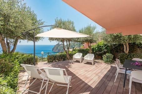 Un pontile in legno con mobili da esterno, un tavolo e vista sul mare.. Appartamento 'Paradise Residence 1' con vista mare, Wi-Fi e aria condizionata