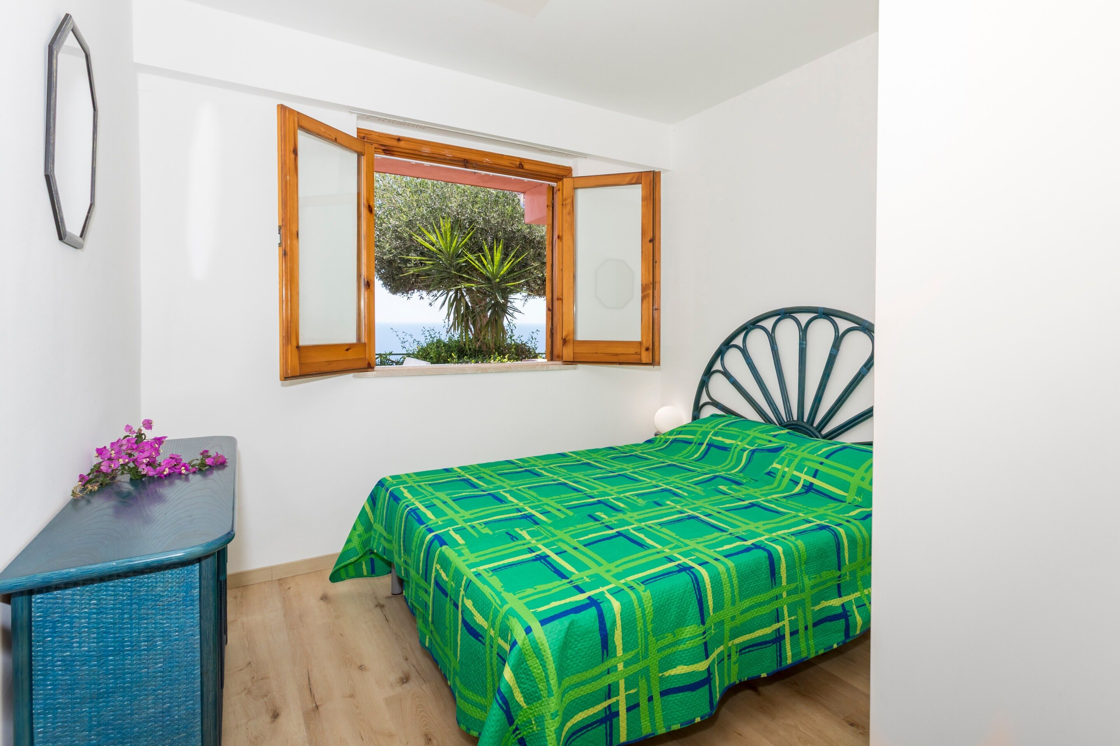 WiFi, bed sheets