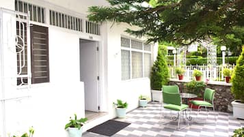 Deluxe Triple Room | Outdoor dining