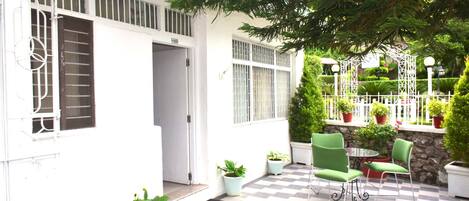 Deluxe Triple Room | Outdoor dining