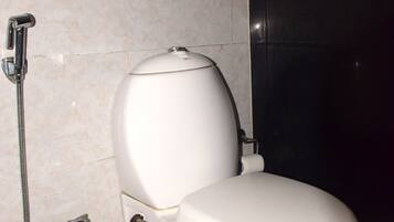 Superior Double Room | Bathroom | Shower, towels, soap, shampoo