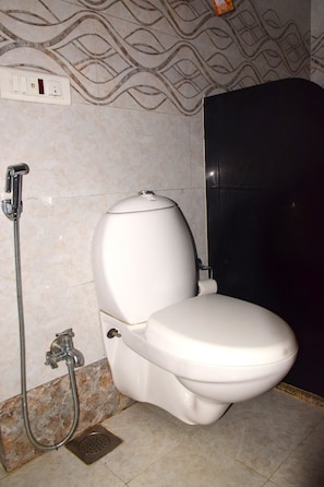Quarto casal superior | Banheiro | Chuveiro, toalhas de banho, sabonete, shampoo