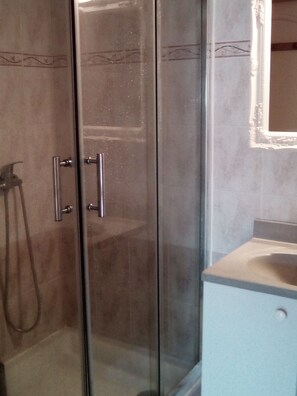 Shower, hair dryer, towels, soap - air-conditioned house 800 m'walk from the beach (Port-la-Nouvelle)