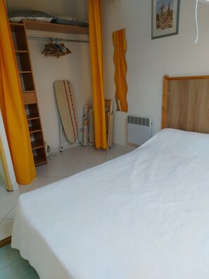2 Schlafzimmer, Bügeleisen/Bügelbrett, Bettwäsche
