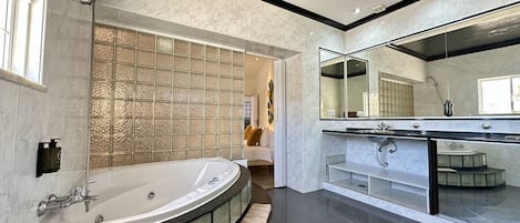 Douche, séchoir à cheveux, serviettes fournies, savon