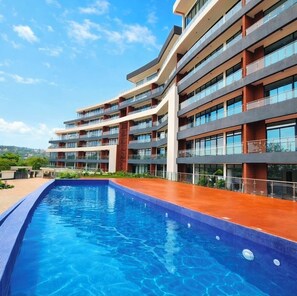 Ein Mehrstöckiges Hotel mit Schwimmbad.