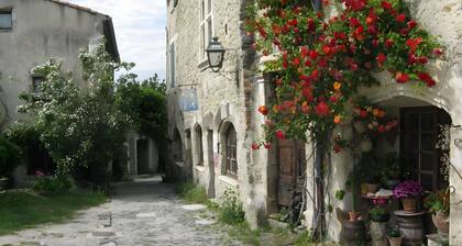 'Du Bas' Apartment with Mountain View, Private Garden and Wi-Fi