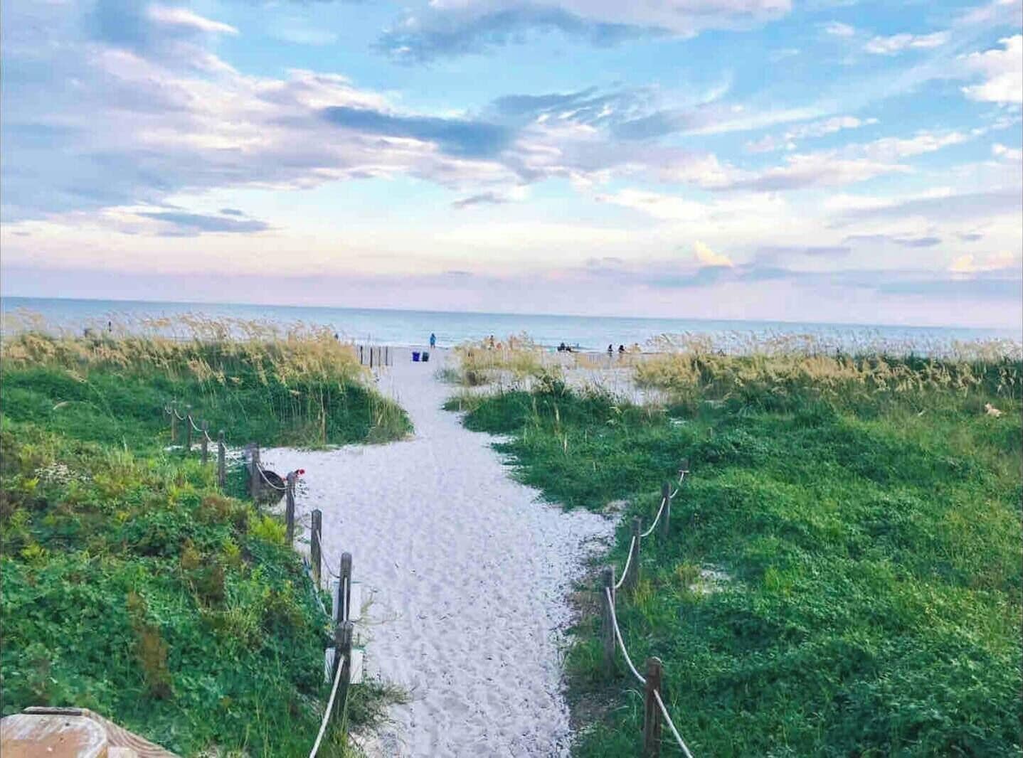 På stranden och solstolar