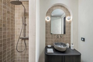 Douche, serviettes fournies
