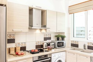 Eine moderne Küche mit Einbauofen, Mikrowelle und Toaster.