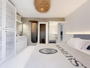 A modern bedroom with a large bed, a shower, and a walk-in closet. - Casa Gekko Mykonos - Villa w Private Pool & Sea View (Mykonos)