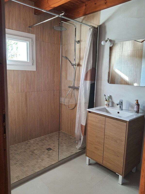 تجهيزات دش، مجففات شعر، مناشف، صابون