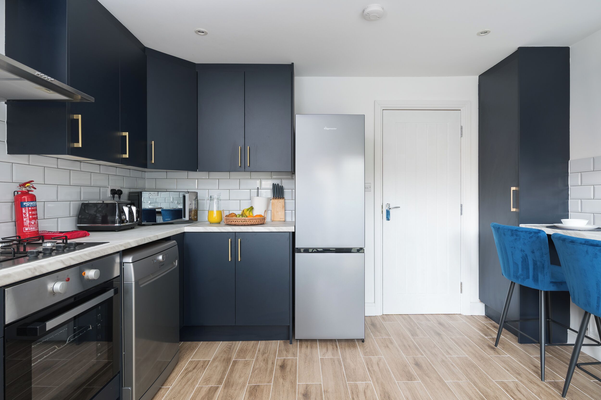 Réfrigérateur, four à micro-ondes, un four, surface de cuisson
