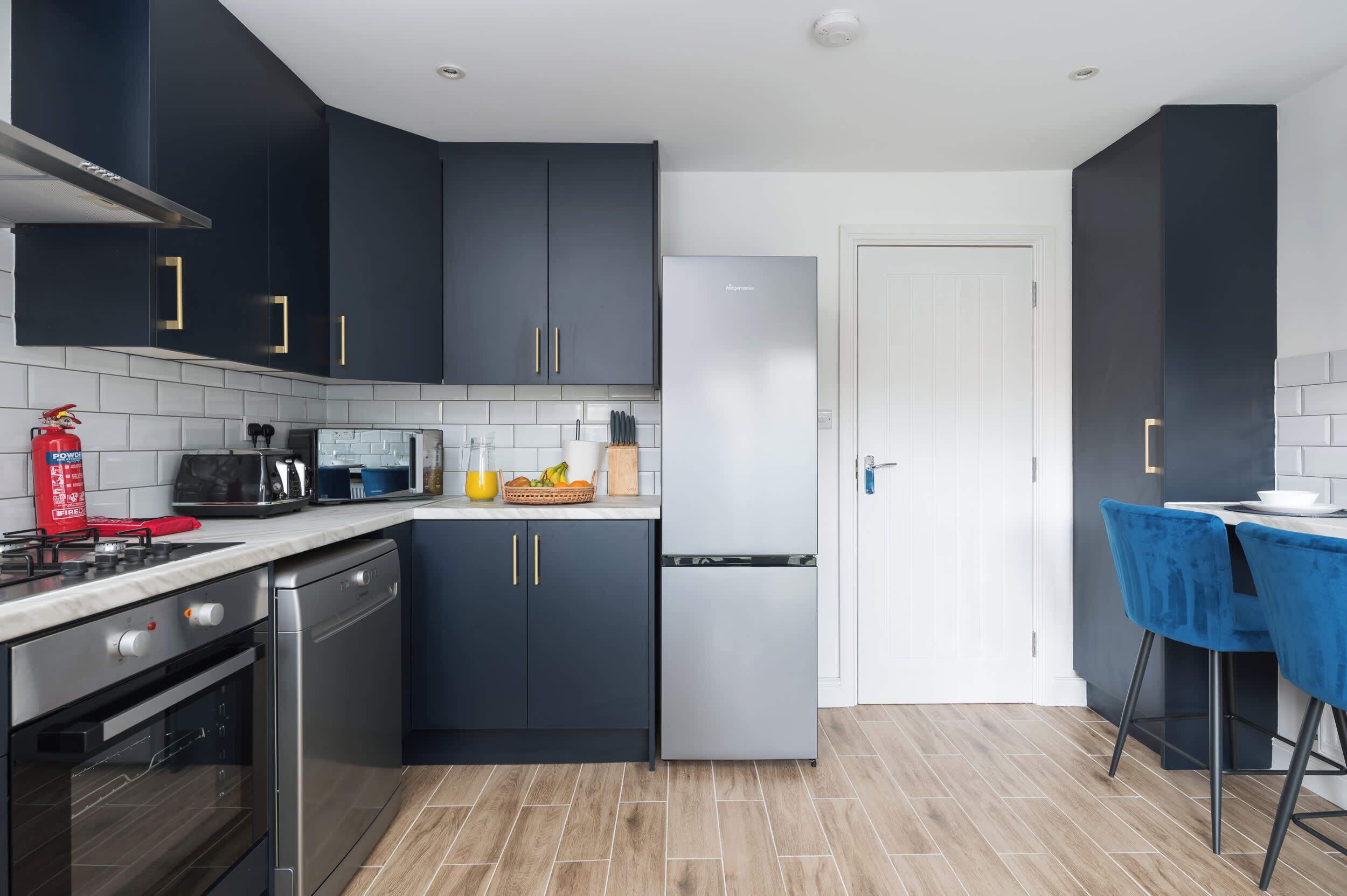 Coffee/tea maker, fridge, microwave, oven