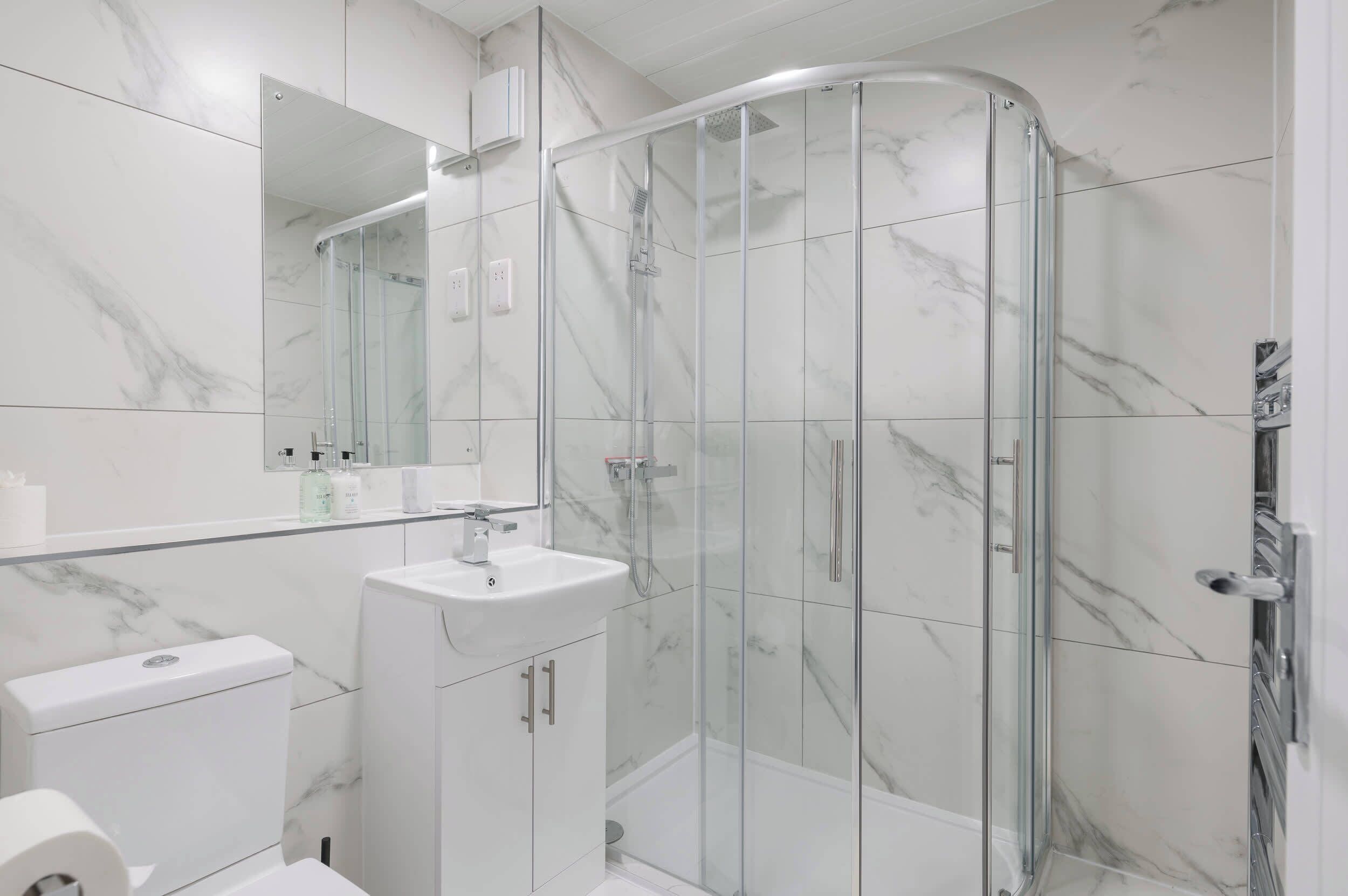Douche, serviettes fournies, savon, papier toilette