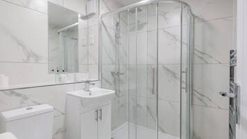 Douche, serviettes fournies, savon, papier toilette